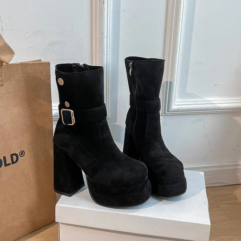 Amália - Botas de estilo urbano com personalidade e confiança