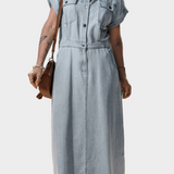 Vestido de jeans com elegantes mangas de morcego
